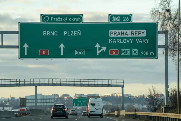 Motorway direction sign on the Pražský okruh (Prague Ring Road D0) near exit 26 showing directions to Brno, Plzeň, Praha-Řepy and Karlovy Vary, captured on February 25, 2026